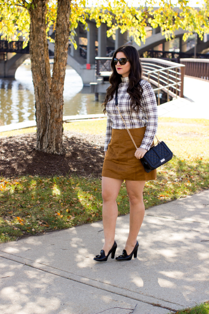 suede skirt, beige suede skirt. mini skirt, suede mini skirt, old navy fashion, old navy skirt, fashion bloggers style, what to wear, work appropriate outfit, womens fashion, black oxford pumps, 70s fashion inspiration